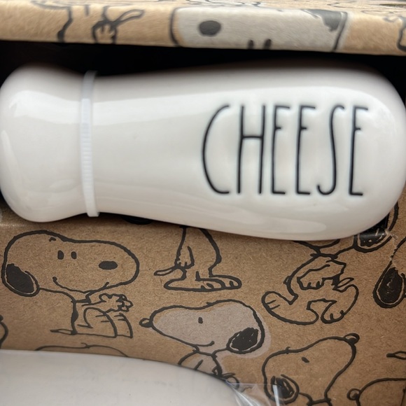 New boxed Peanuts Rae Dunn Snoopy Brie Baker Set Happiness is Cheese. - Picture 3 of 8